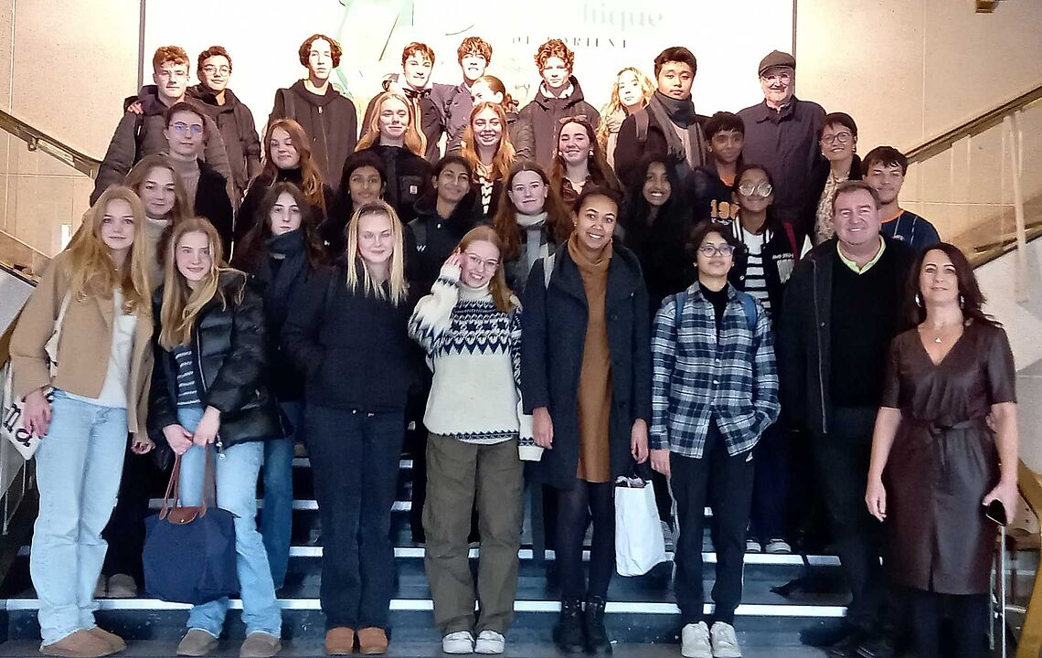 Accueil à l’Hôtel de ville de jeunes Finlandais et de jeunes Indiens séjournant au lycée Saint-Louis le 21 décembre 