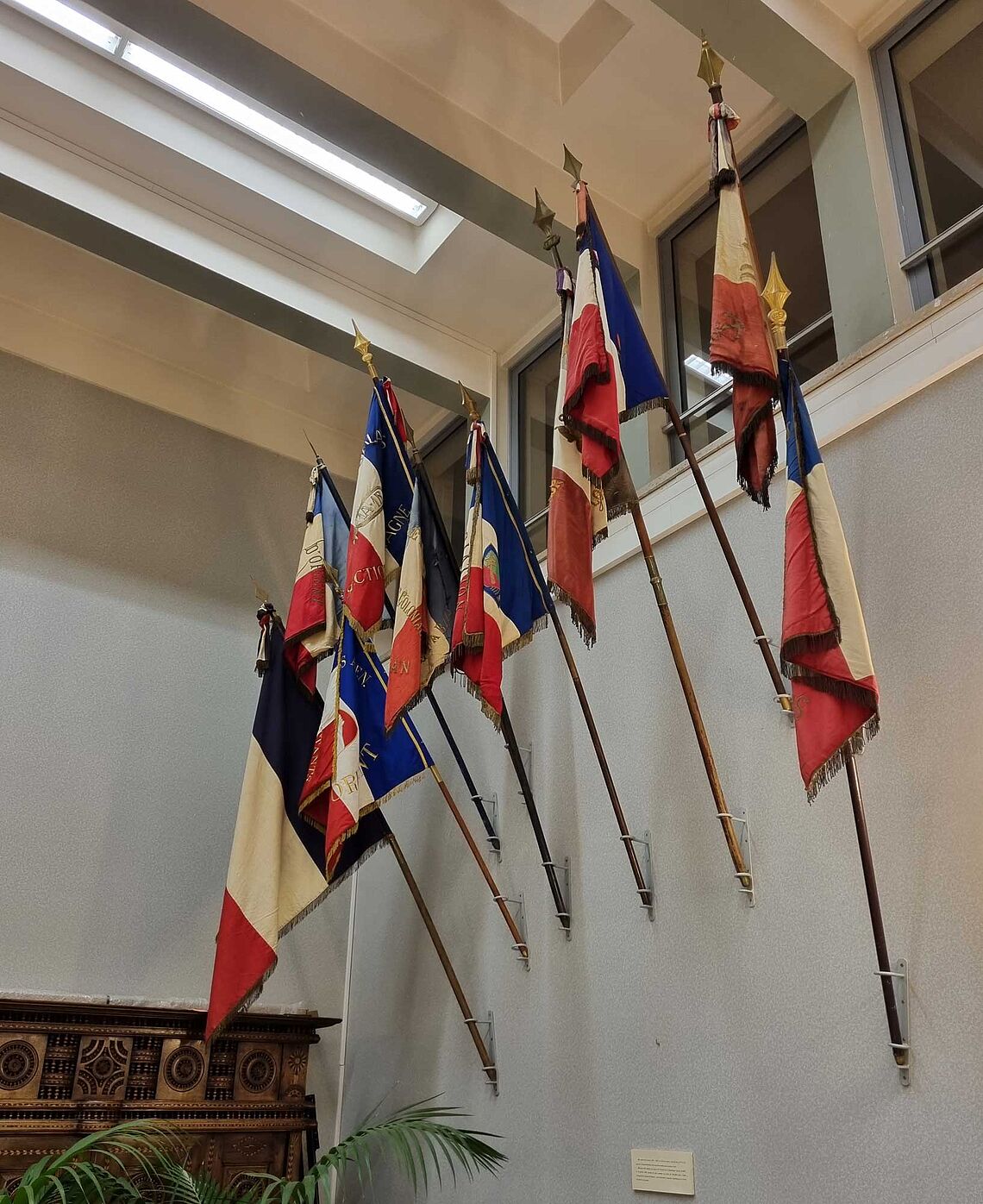 Drapeaux des régiments lorientais, dans le salon d'honneur de l'hôtel de ville de Lorient 