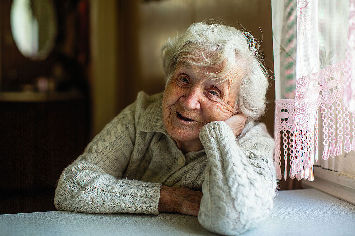 Portrait d'une vieille dame - photo Adobe stock