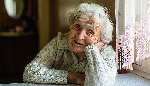 Portrait d'une vieille dame - photo Adobe stock