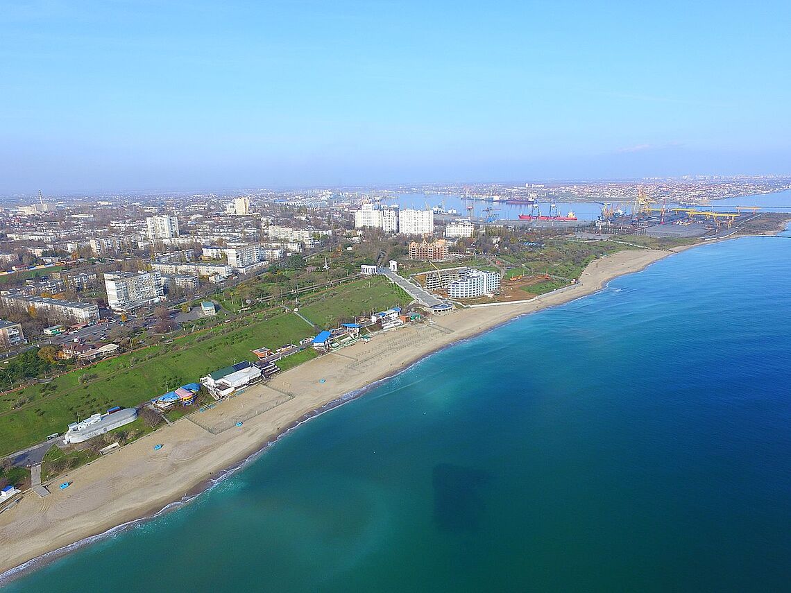 Le littoral de la ville de Tchornomorsk, en Ukraine. Photo d'Alexey M pour Wikipedia