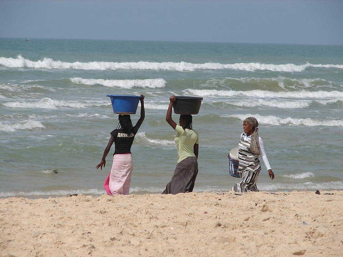Femmes sur la plage à Cayar (Sénégal)