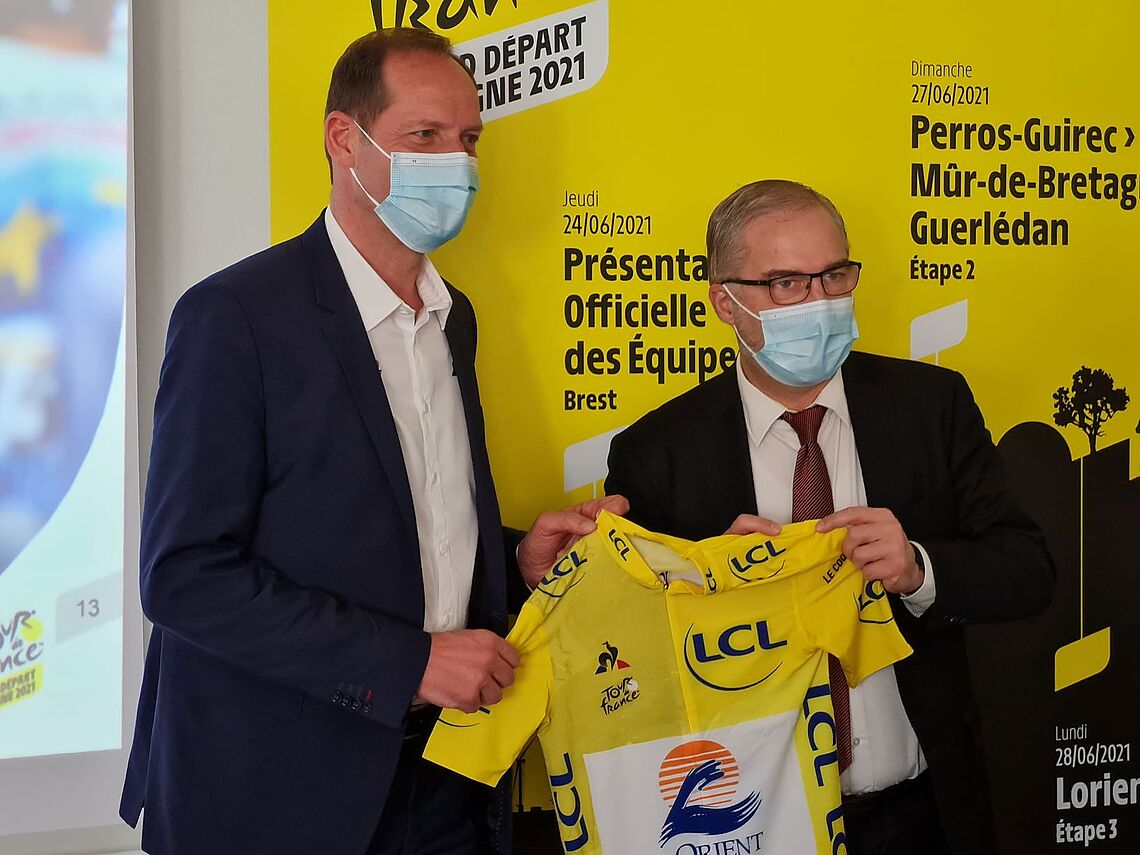 Christian Prudhomme et Fabrice Loher présentent le maillot jaune 2021