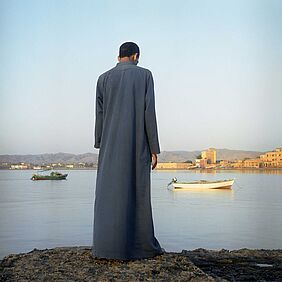 © Denis Dailleux, Homme regardant la mer Rouge, El Qusier, 2003