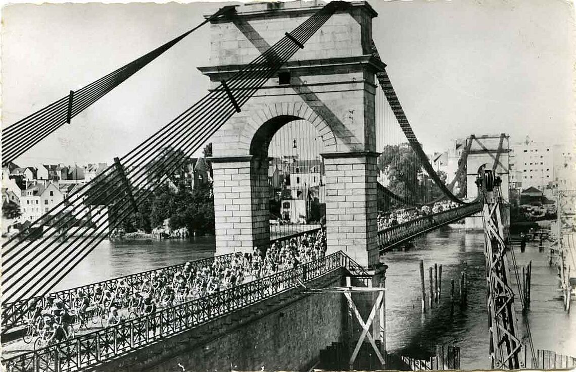 Le Tour passe sur le pont St Christophe en 1956 - 7Fi5012 © Archives de Lorient