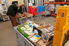 Collecte alimentaire (image 2017 - tri des produits à la Maison de la solidarité)