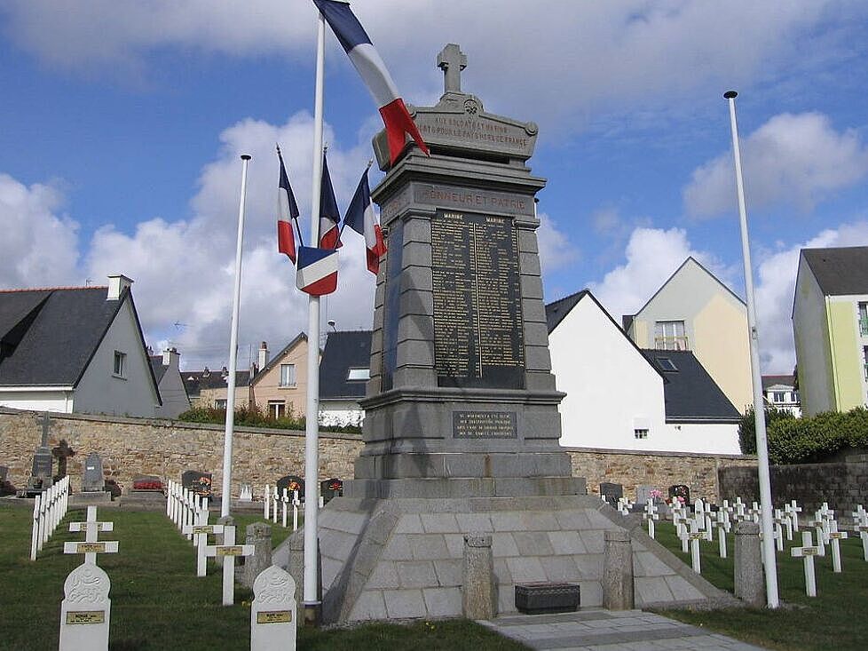 Monument aux Morts et carré militaire de Carnel 