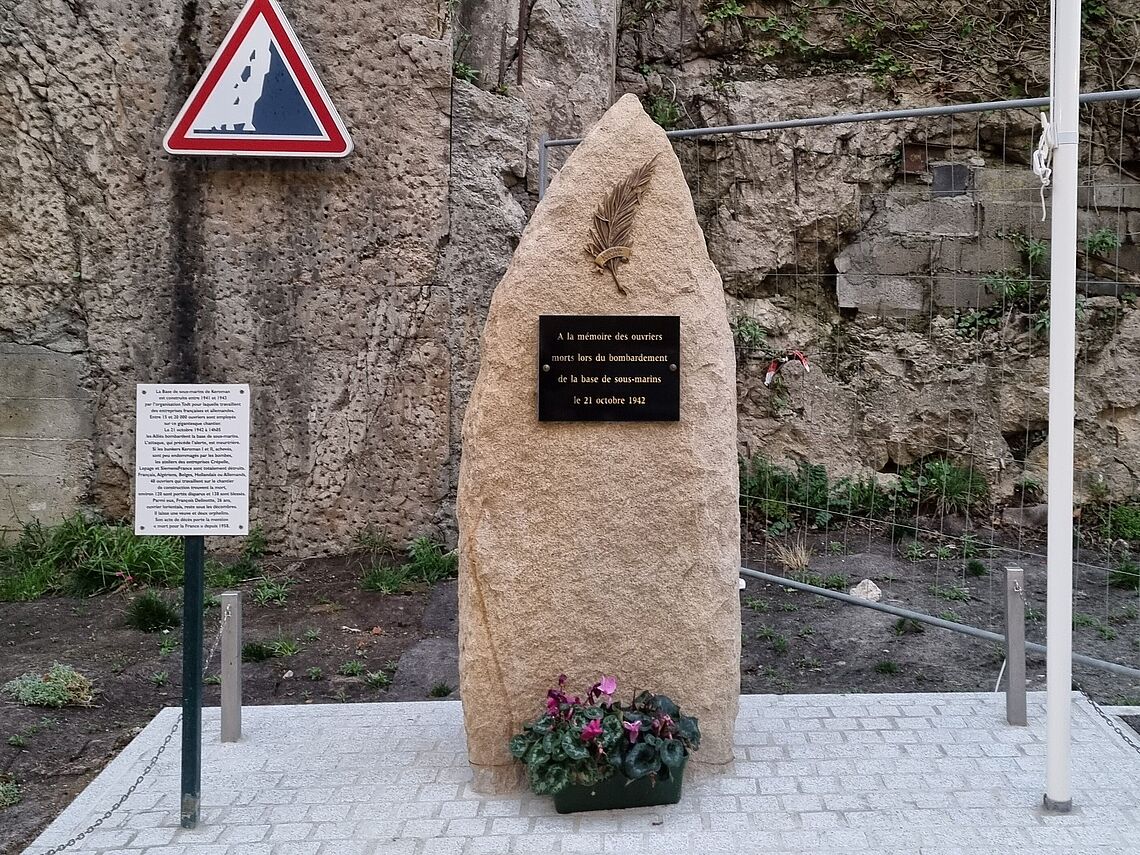 Stèle d'hommage aux morts du bombardement du 21 octobre 1942 