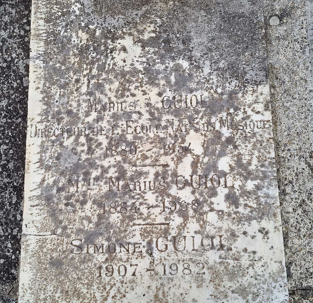 Tombe de Marius Guiol au cimetière de Carnel