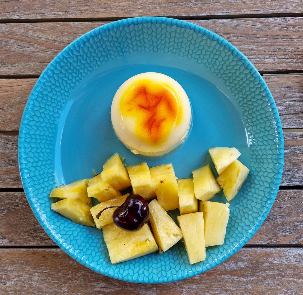 Blanc-manger au safran et ananas... du coup, jaune-manger ;-)