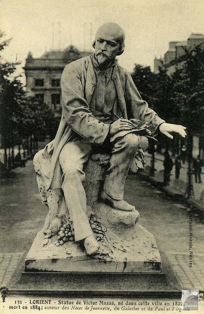 La statue de Victor Massé au milieu du cours de la Bove, avant guerre